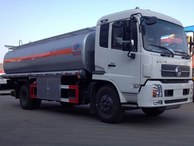 東風(fēng)商用車小三軸運(yùn)油車 19.6噸 滁州運(yùn)輸?shù)膶I(yè)選擇